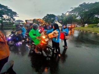 Hujan Tak Halangi IKWI Kabupaten Tangerang untuk Berbagi Takjil